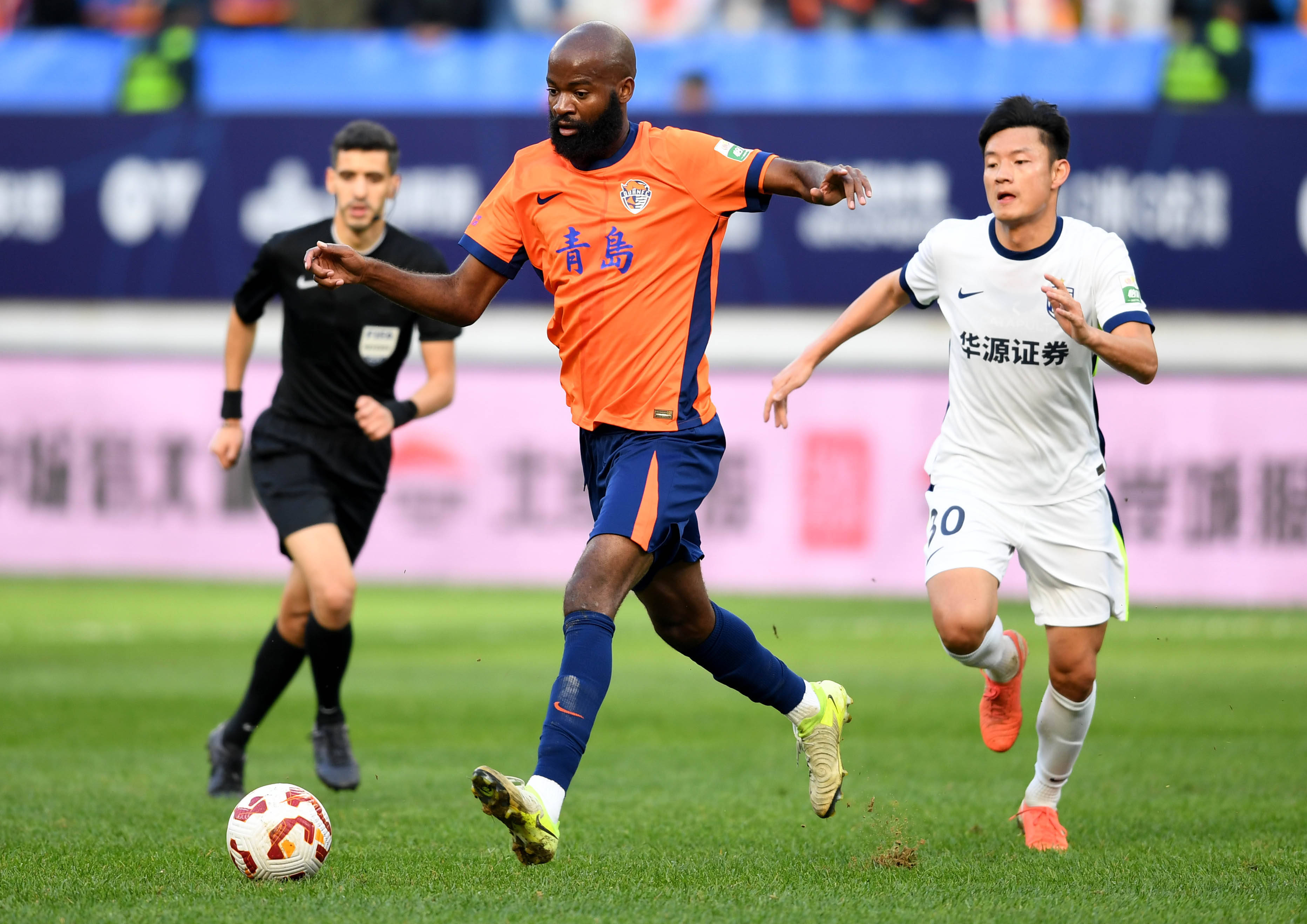 清晨体能课后，武汉三镇战术微调备战中超，更衣室稳定，身体对抗强度拉满的简单介绍开云